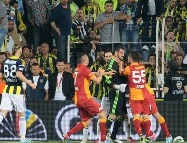 Απίστευτο ξύλο ανάμεσα στους ποδοσφαιριστές της Γαλατά και της Φενέρ στο ντέρμπι [βίντεο]